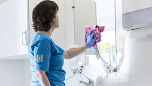 Rengøringsassistent gør spejl på toilet rent